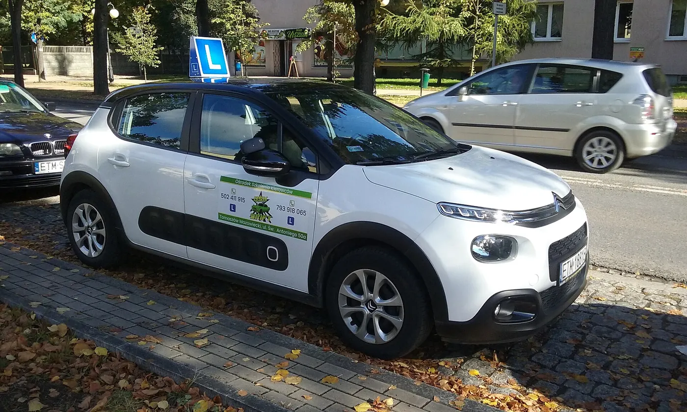 A learner driver car with an L sign on the roof