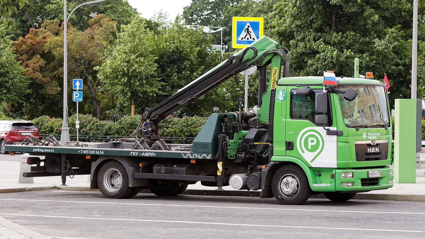 A flatbed recovery truck